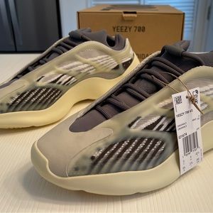 Yeezy 700 V3 FADSAL ID1674 Size 9.5 BRAND NEW